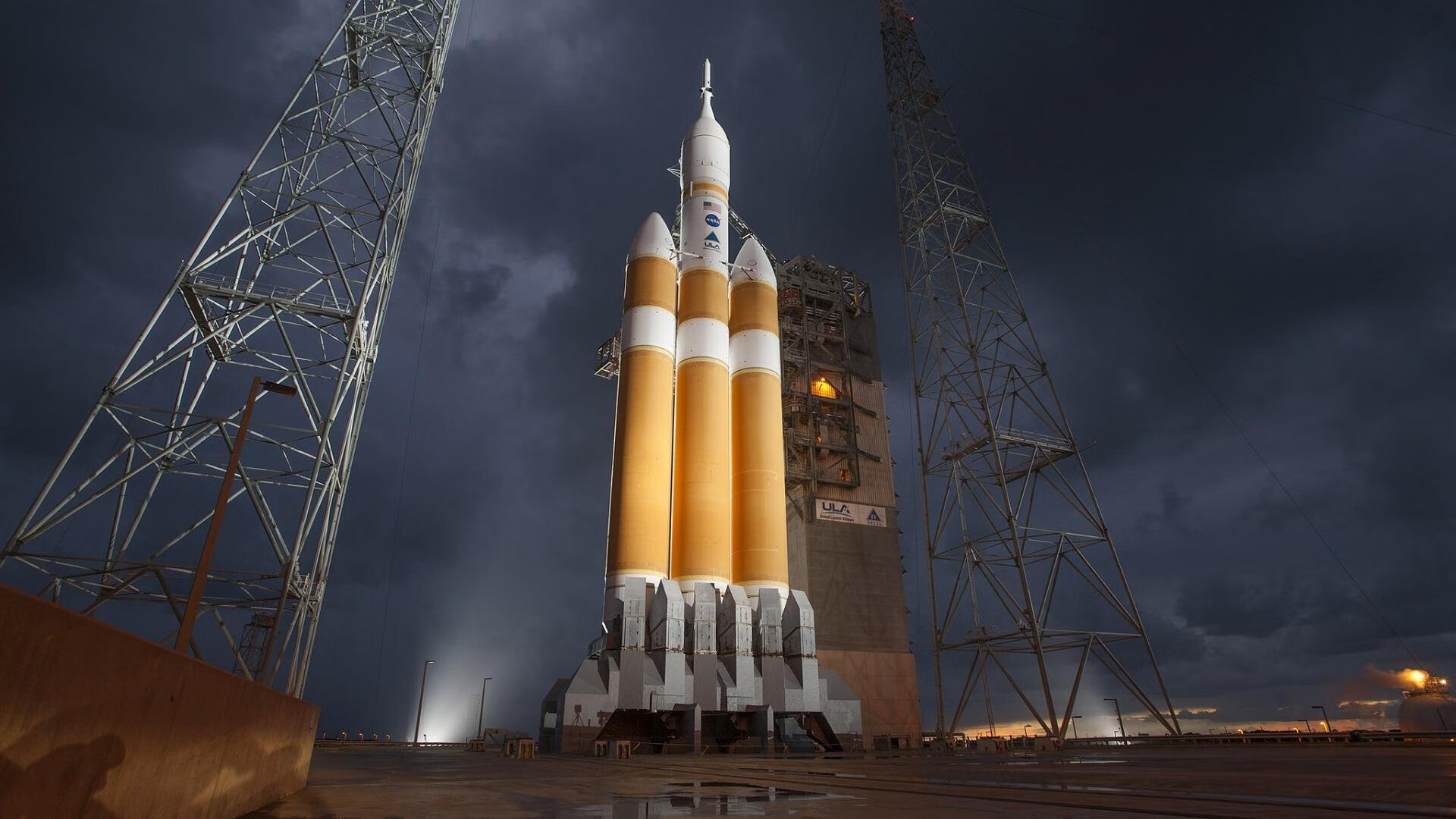 “东安湖赛场:水上英雄争霸,龙舟竞速成焦点”