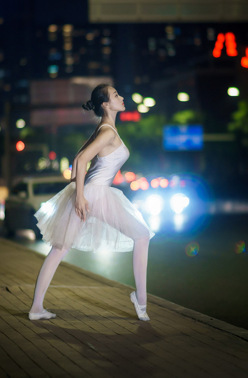 “东安湖赛场:水上英雄争霸,龙舟竞速成焦点”